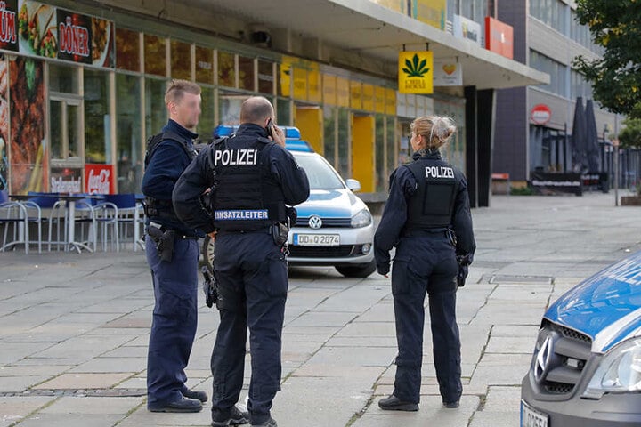 Polizisten standen am Vormittag nach der Blutnacht am Tatort. Auf diesem Fußweg starb Daniel H., er wurde 35 Jahre alt.