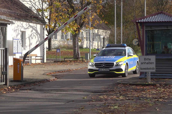 Ein Polizeiwagen vor dem Göppinger Revier.