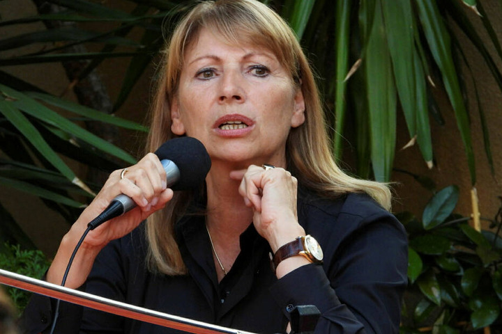 Petra Köpping las aus ihrem Buch „Integriert doch erst mal uns“.