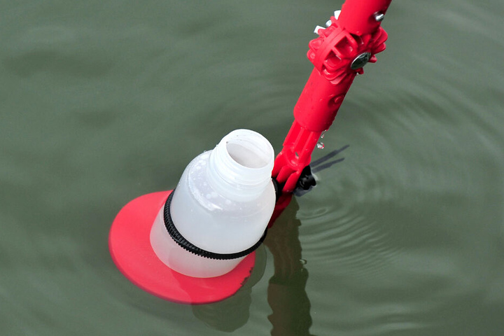 Bei einer Wasserprobe wurden gefährliche Bakterien im Trinkwasser entdeckt. (Symbolbild)