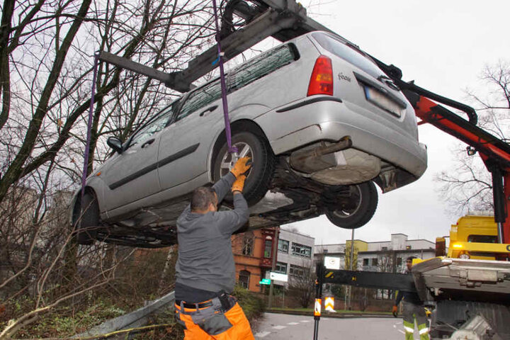 Engelchen flieg: Zum zweiten Mal an diesem Tag geht's für den Ford in die Luft.