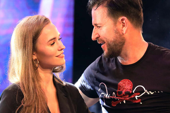 Michael Wendler, Schlagerstar, und seine Freundin Laura Müller stehen bei der Veranstaltung.