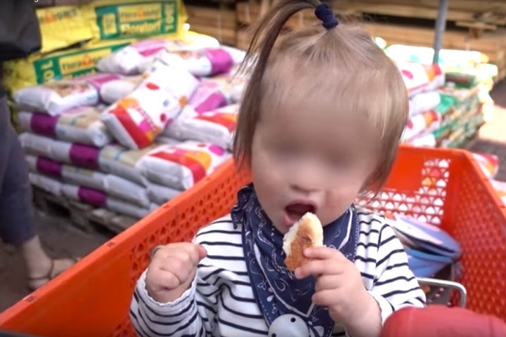 Während Mama und Papa einkaufen, knabbert Ella an ihrem Brötchen.