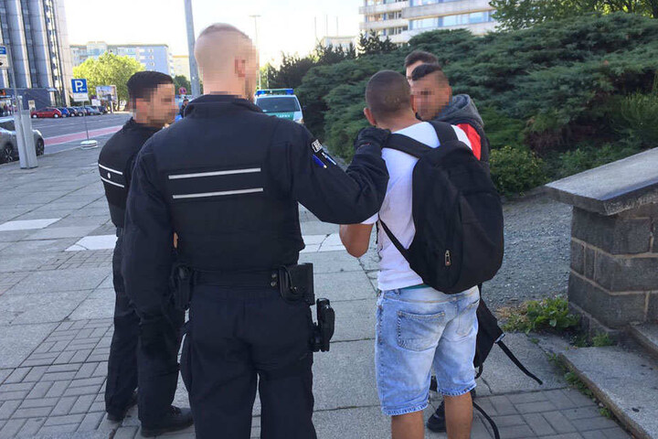 Mehrere Beamte sind im Einsatz.