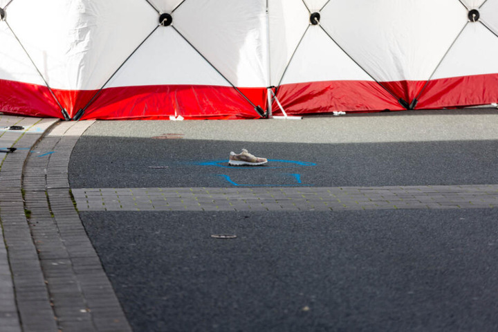 Ein Schuh liegt vor dem Zelt, das die Spurensicherung aufgebaut hat.