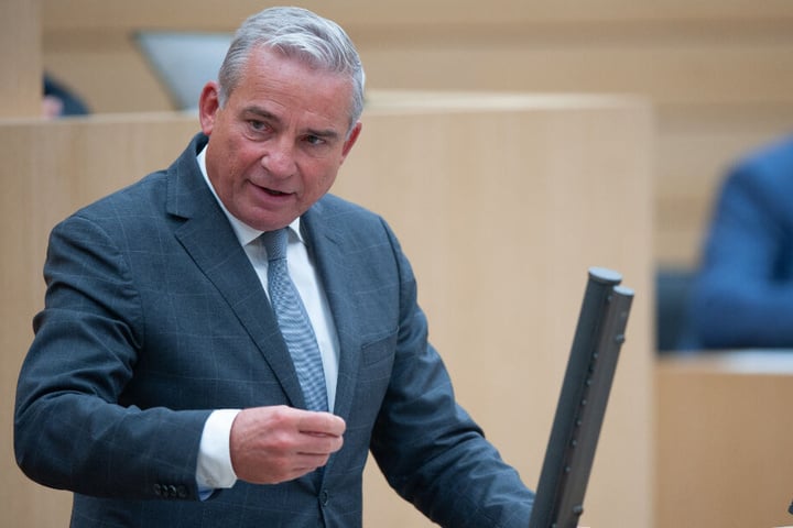 Innenminister von Baden-Württemberg spricht im Landtag.