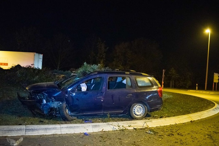 Der Dacia kam auf dem Kreisel zum Stehen.
