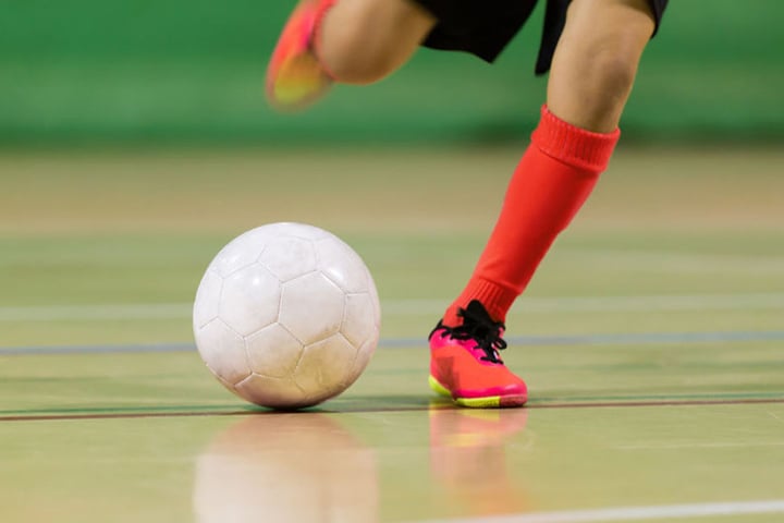 Beim Hallenfußball kommt es vor allem auf kurze Sprints an.