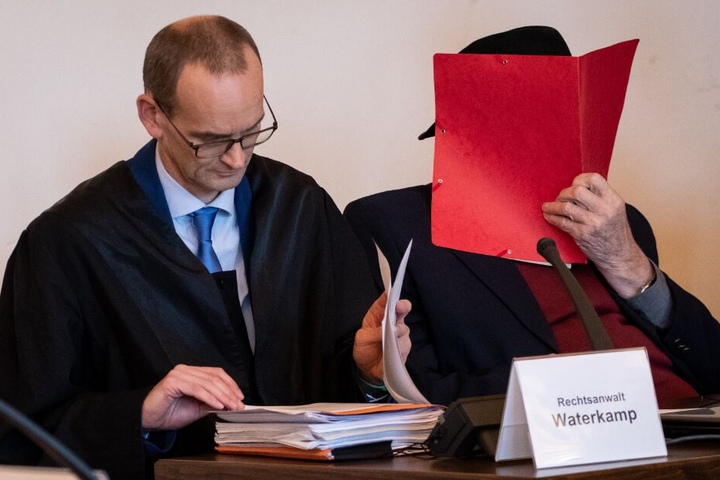 Der 93 Jahre alte ehemalige SS-Wachmann im Konzentrationslager Stutthof und sein Anwalt Stefan Waterkamp (l) sitzen im Landgericht.