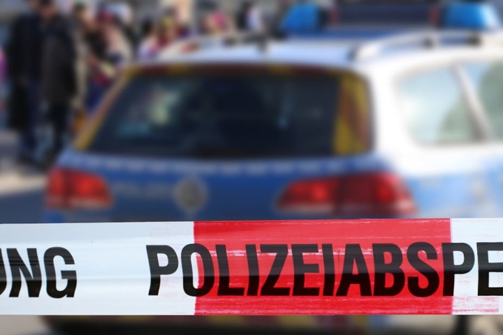 Die Polizei muss nun ermitteln wie es zu dem Brand kam und wie die Person ums Leben kam. (Symbolbild)
