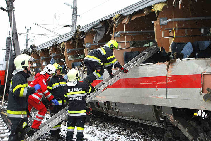 Helfer mussten sich um viele Verletzte kümmern. Eine weibliche Person überlebte den Unfall nicht.