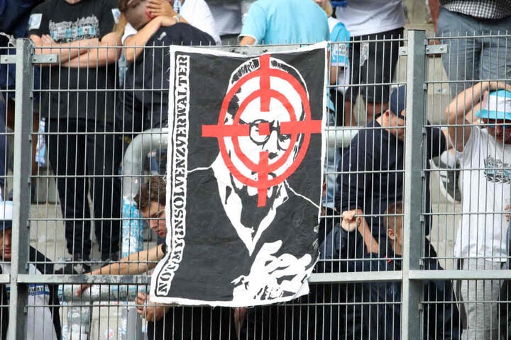 In Halle wurde CFC-Insolvenzverwalter Klaus Siemon in einem Fadenkreuz gezeigt. Das Verhalten der Fans ist ein klarer Verstoß gegen den Gesellschaftervertrag.
