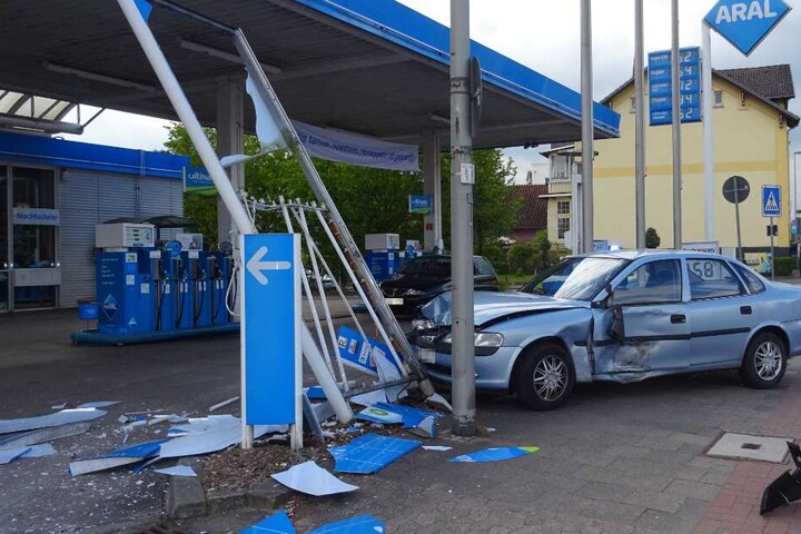 Beide Autofahrer kamen mit dem Schrecken davon, es entstand ein hoher Sachschaden.