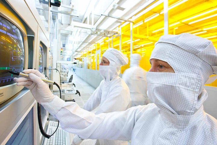 Mitarbeiter im Reinraum von Infineon in Dresden. Auch in dieser Branche wird gut gezahlt.