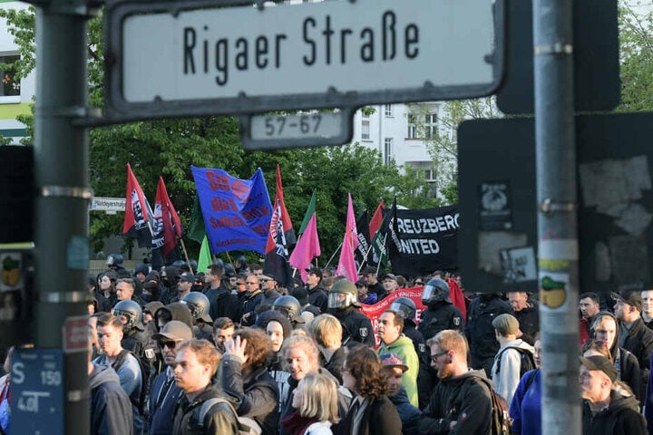 Teilnehmer der linksradikalen "Revolutionäre 1. Mai-Demonstration" in der Rigaer Straße.
