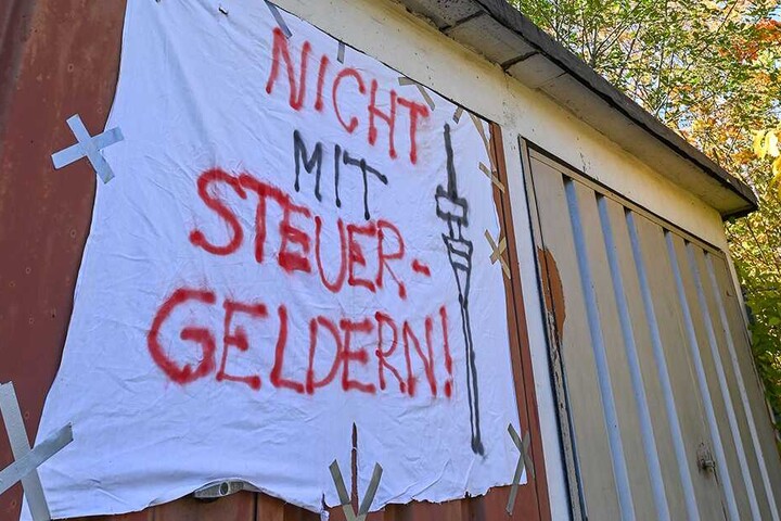 An mehreren Stellen hingen am Samstag Protestplakate.