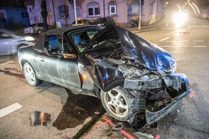 Der Fahrer dieses Mazda-Cabrios hatte dem Taxi die Vorfahrt genommen.