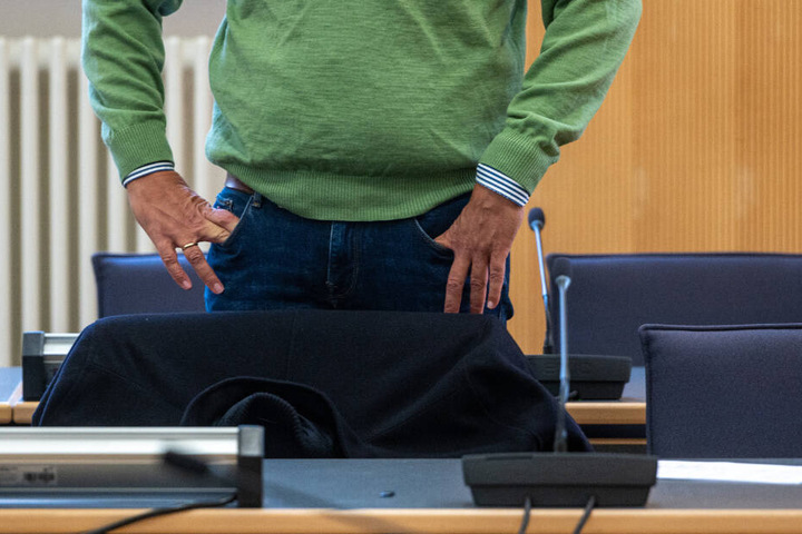Der Ex-Chef der Firma muss sich fünf Jahre nach dem Salmonellen-Skandal unter anderem wegen Körperverletzung mit Todesfolge verantworten.