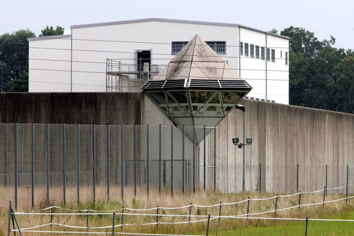 Derzeit sitzt der Häftling in der JVA Brackwede hinter Gittern.