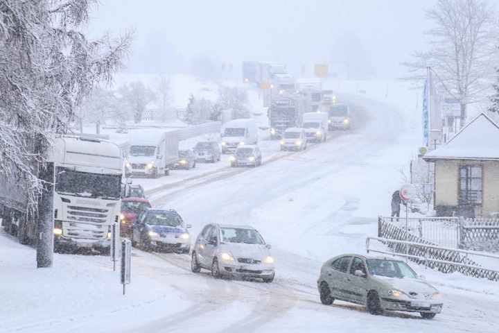 Schnee-Chaos im Erzgebirge! Straßen dicht, Lkw bleiben ...