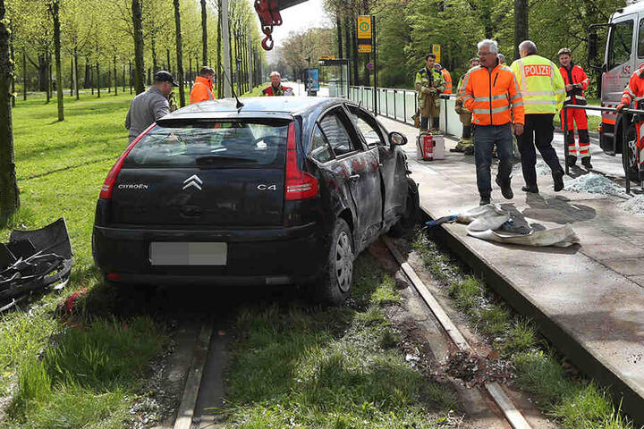 Das Auto kam im Gleisbett zum stehen.