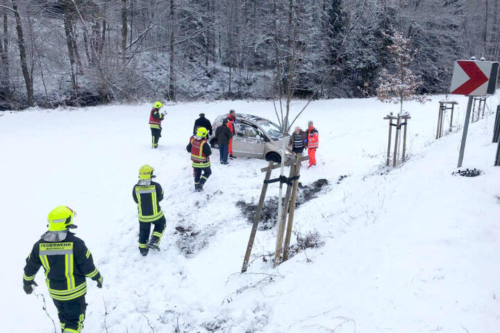 Auf der Talstraße zwischen Frohnau und Schönfeld kam ein Auto von der Straße ab und rutschte hundert Meter einen Abhang hinab.