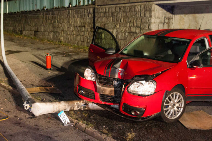 Die beiden Insassen des VW wurden bei dem Unfall verletzt.