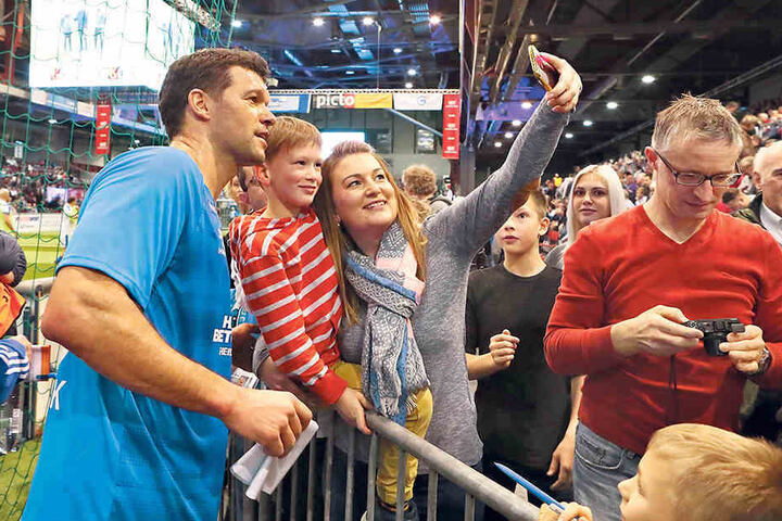 Selfies, Autogramm, Händeschütteln - in der Arena drehte sich am Samstag alles um den ehemaligen Kapitän der deutschen Nationalmannschaft.