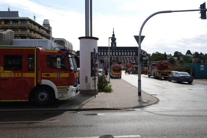 Feuerwehrfahrzeuge stehen vor dem Krankenhaus.