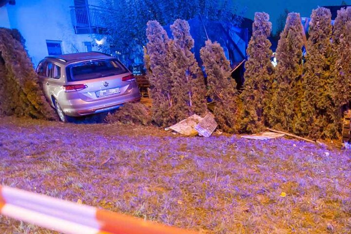 Die Hecke bremste das Fahrzeug ab und verhinderte wohlmöglich Schlimmeres.