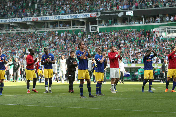 Die Roten Bullen holten sich nach der 1:2-Niederlage den Applaus der 3650 mitgereisten RB-Fans nach einer insgesamt überzeugenden Vorstellung ab.