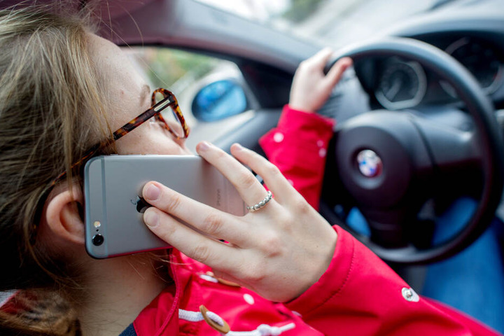 Mit dem Handy am Ohr sind Autofahrer schnell abgelenkt.