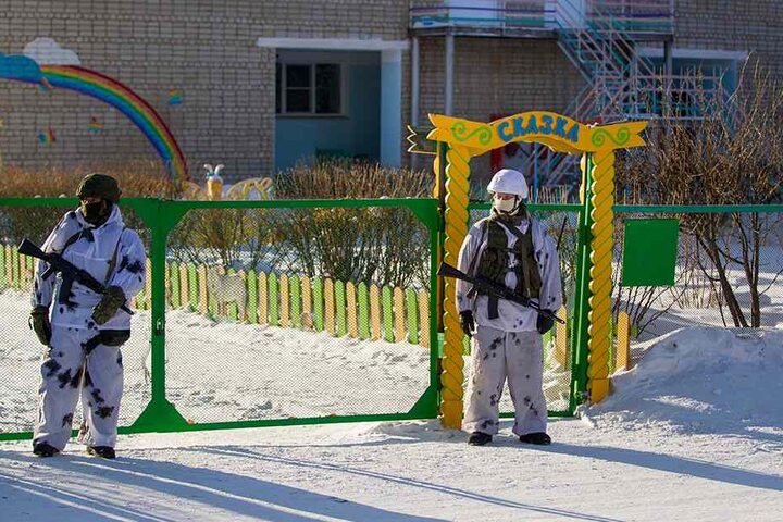 Schwer bewaffnete Polizisten sichern in der russischen Stadt Ulan-Ude eine Schule.