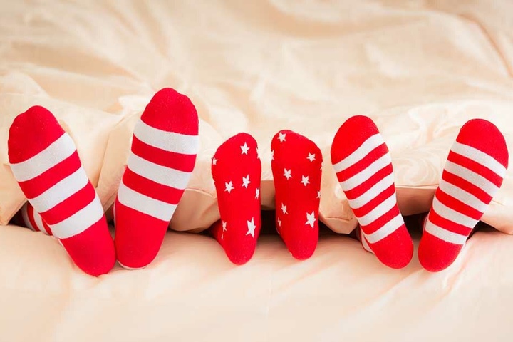 Socken lassen sich mit Nudelresten oder Erbsen ganz einfach rutschsicher machen.