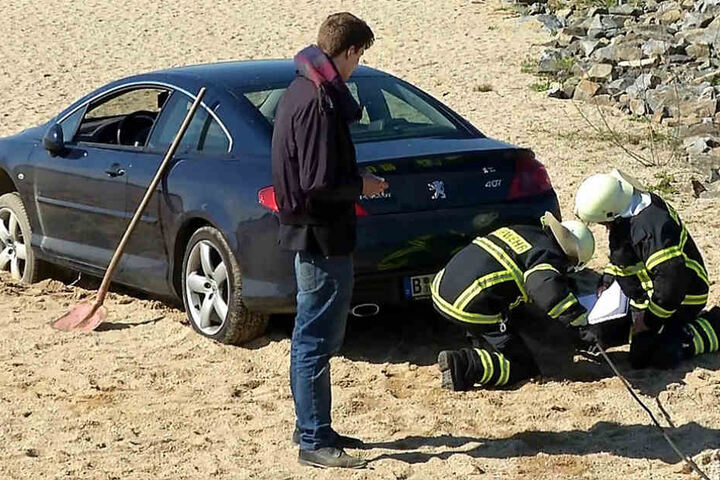 Um den Wagen zu befreien, musste die Feuerwehr anrücken.