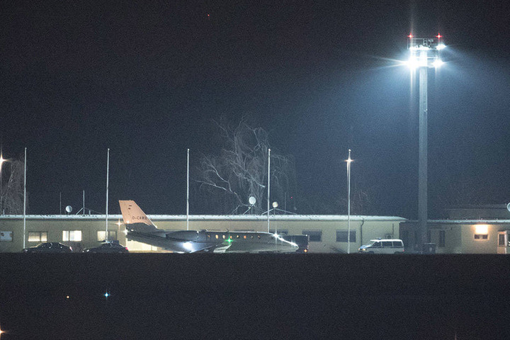 Die Maschine mit dem aus der Haft entlassenen Deniz Yücel landet auf dem Flughafen Tegel