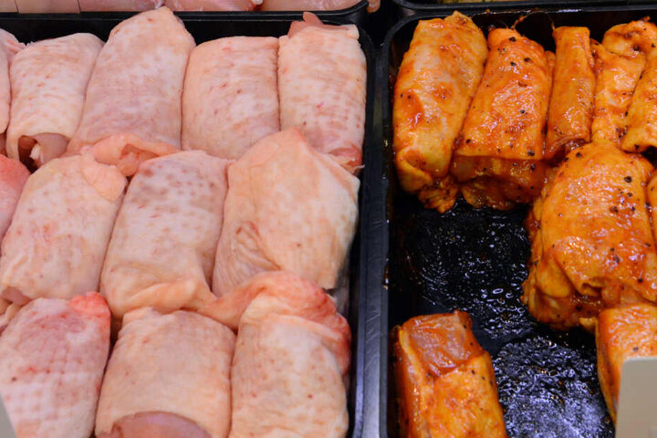 Auch Öko-Fleisch ist betroffen, allerdings nicht annähernd so häufig wie Fleisch aus industrieller Haltung. (Symbolbild)