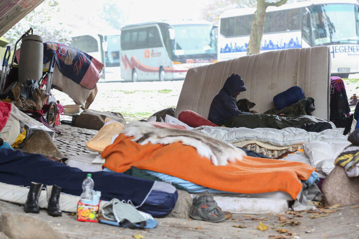 Viele Obdachlose schlagen ihr Lager im Winter unter Brücken auf.