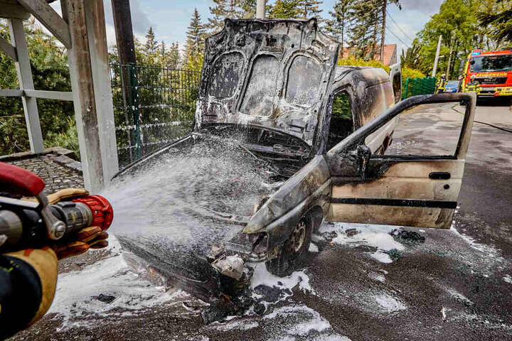 Kameraden der Hauptwache der Feuerwehr Pirna haben den Brand gelöscht.