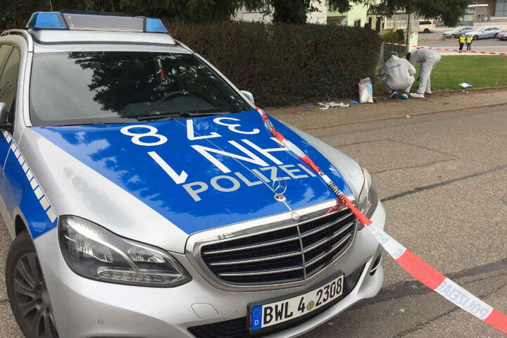 Die Spurensicherung vor Ort bei der Arbeit.