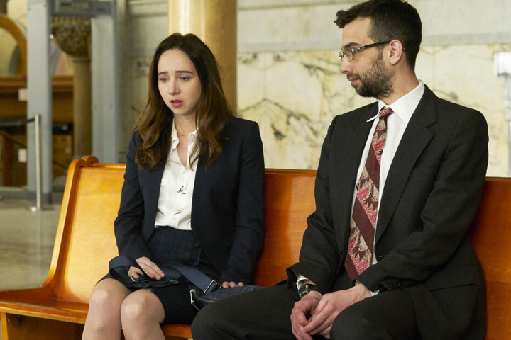 Clara (Zoe Kazan) bekommt Hilfe von John Peter (Jay Baruchel).
