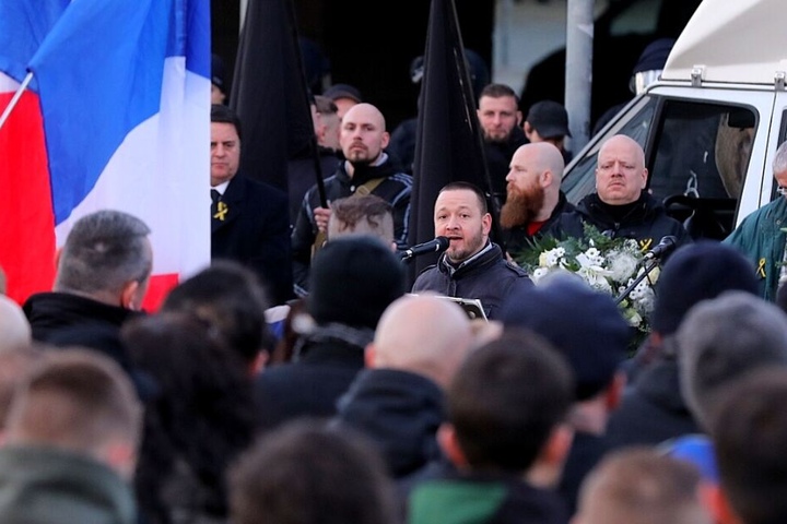 Der Initiator des "Trauermarsches", Maik Müller, spricht während der Kundgebung.