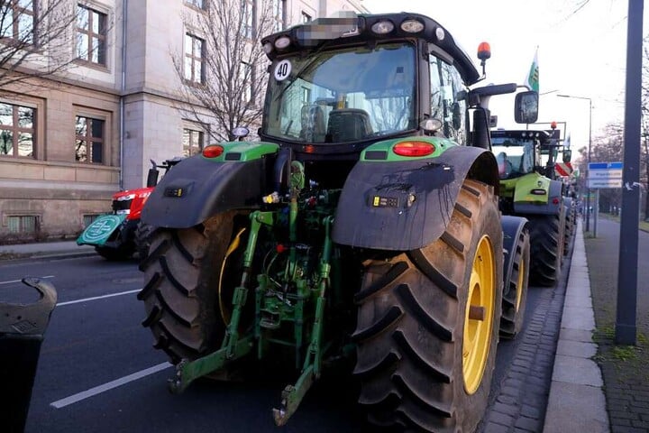 Ein Traktor, der mit Eiern beworfen wurde.