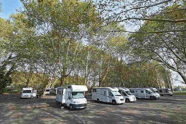 Auf den Grundstücken ist seit Jahren der Parkplatz für Wohnmobile. Aktuell ist der vermietet an eine private Betreibergesellschaft. Rechts im Bild sind Kultus- und Finanzministerium.
