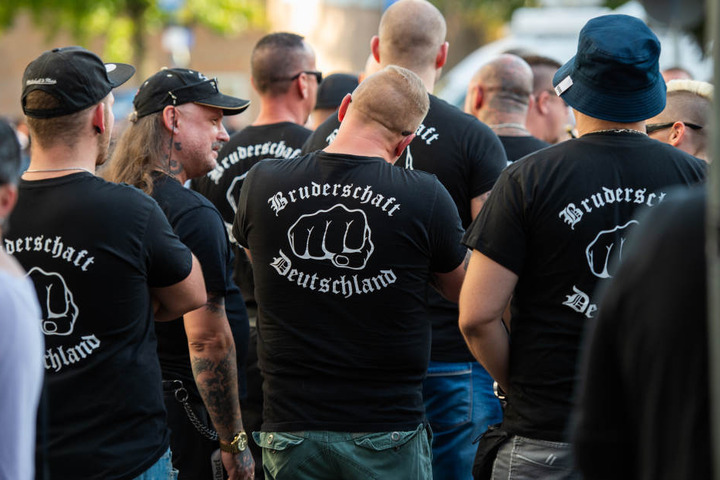 Etliche Teilnehmer aus dem rechten Spektrum waren vor Ort.