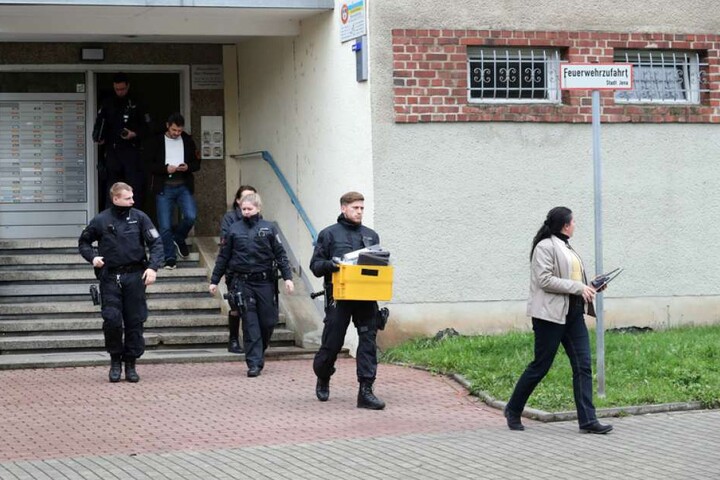 Einsatzkommandos gingen nach Angaben des Landeskriminalamtes in Erfurt zeitgleich in zwölf Wohnungen und einer Gemeinschaftsunterkunft in Thüringen, Hamburg, Nordrhein-Westfalen, Sachsen und Bayern vor.