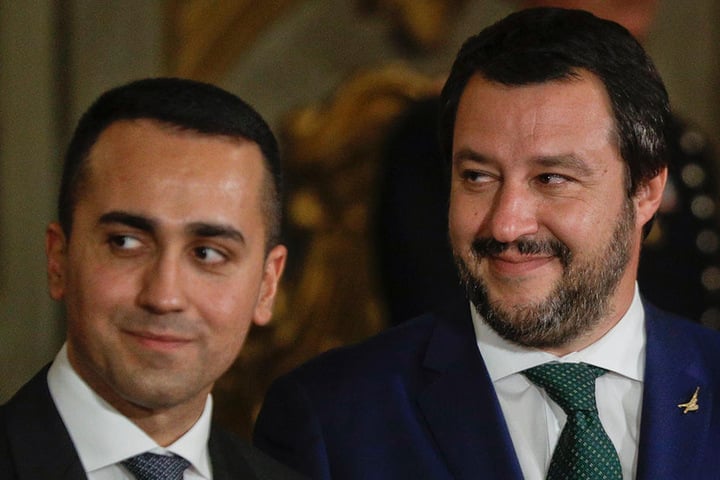 Fordern im Migrationsstreit von der EU endlich Lösungen: Matteo Salvini (re.), Chef der Lega-Partei, und Luigi Di Maio, Anführer der Fünf Sterne Bewegung.