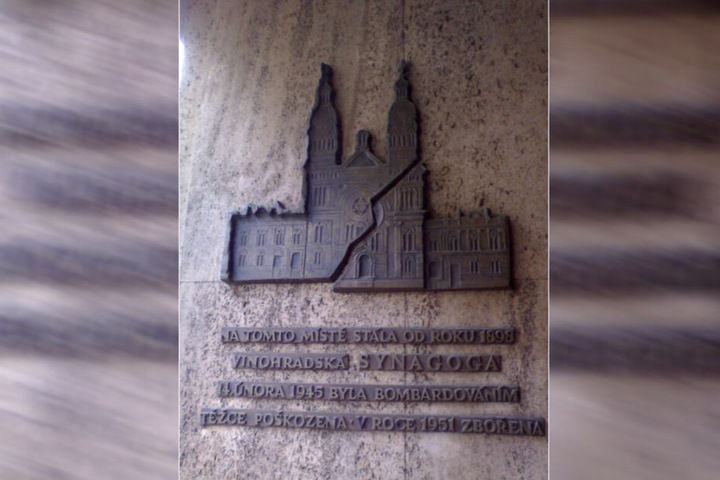 Heute erinnert eine Gedenktafel an die Zerstörung der Synagoge.
