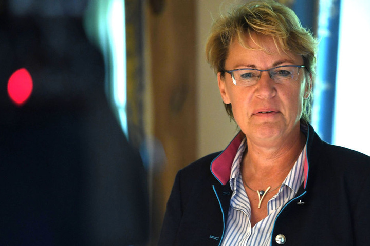 Niedersachsens Agrarministerin Barbara Otte-Kinast (CDU, 54) lässt nun eine Vereinbarung zur Videoüberwachung unterzeichnen.