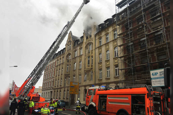 Laut Anklage zündete der Beschuldigte in einer Dachgeschosswohnung in Plauen vorsätzlich ein Stück Stoff an.
